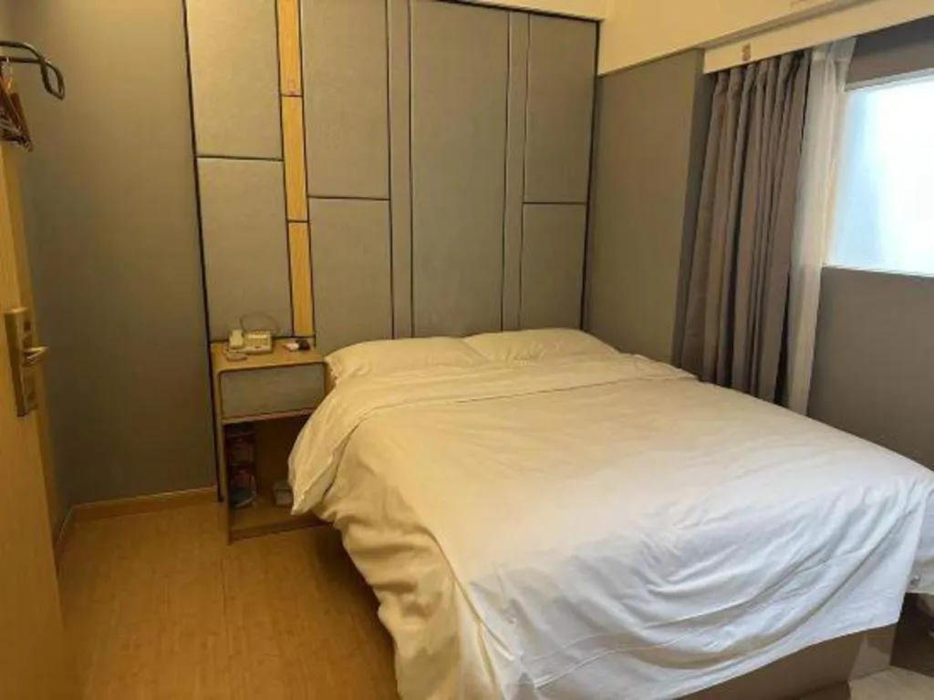 Bed in Greentree Inn Shanghai Middle Xinfu Road Huazhi Road Business Hotel