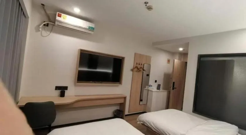 Bed in GreenTree Inn Shanghai Songjiang WanDa Plaza RonGMEi Road Express Hotel