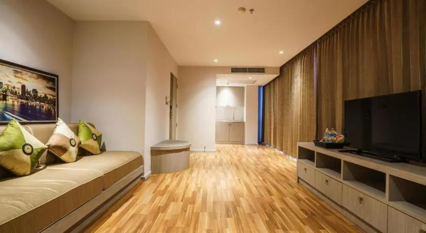 New Season Square Hotel