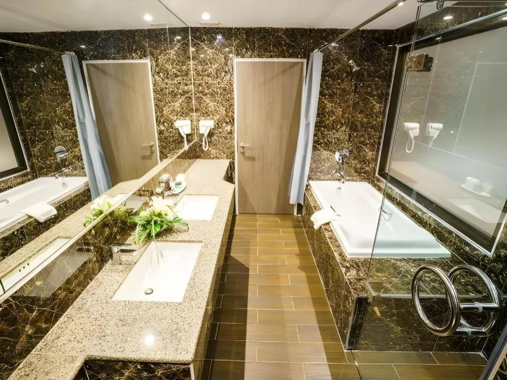 New Season Square Hotel