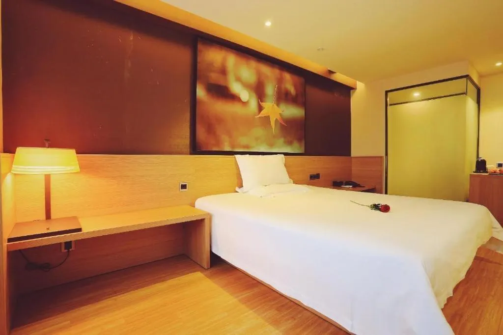 Bed in IU Hotel Guangzhou Taihe Square Branch