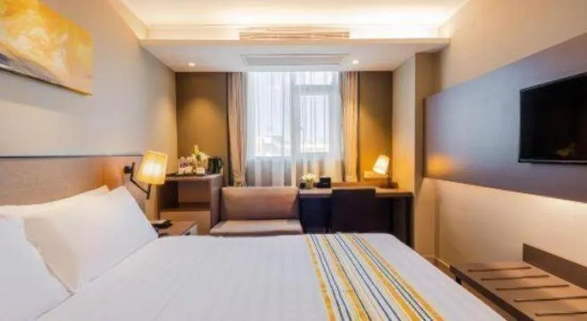 Bed in Home Inn Plus Shanghai Zhangjiang Guanglan Road Metro Station