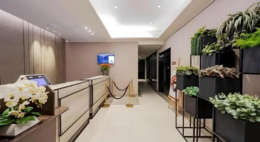 Home Inn Plus Shanghai Zhangjiang Guanglan Road Metro Station