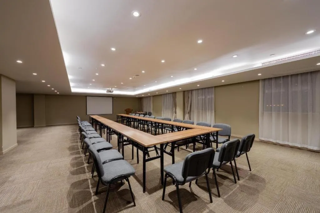 Home Inn Plus Shanghai Zhangjiang Guanglan Road Metro Station