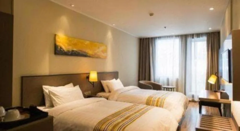 Bed in Home Inn Plus Shanghai Zhangjiang Guanglan Road Metro Station