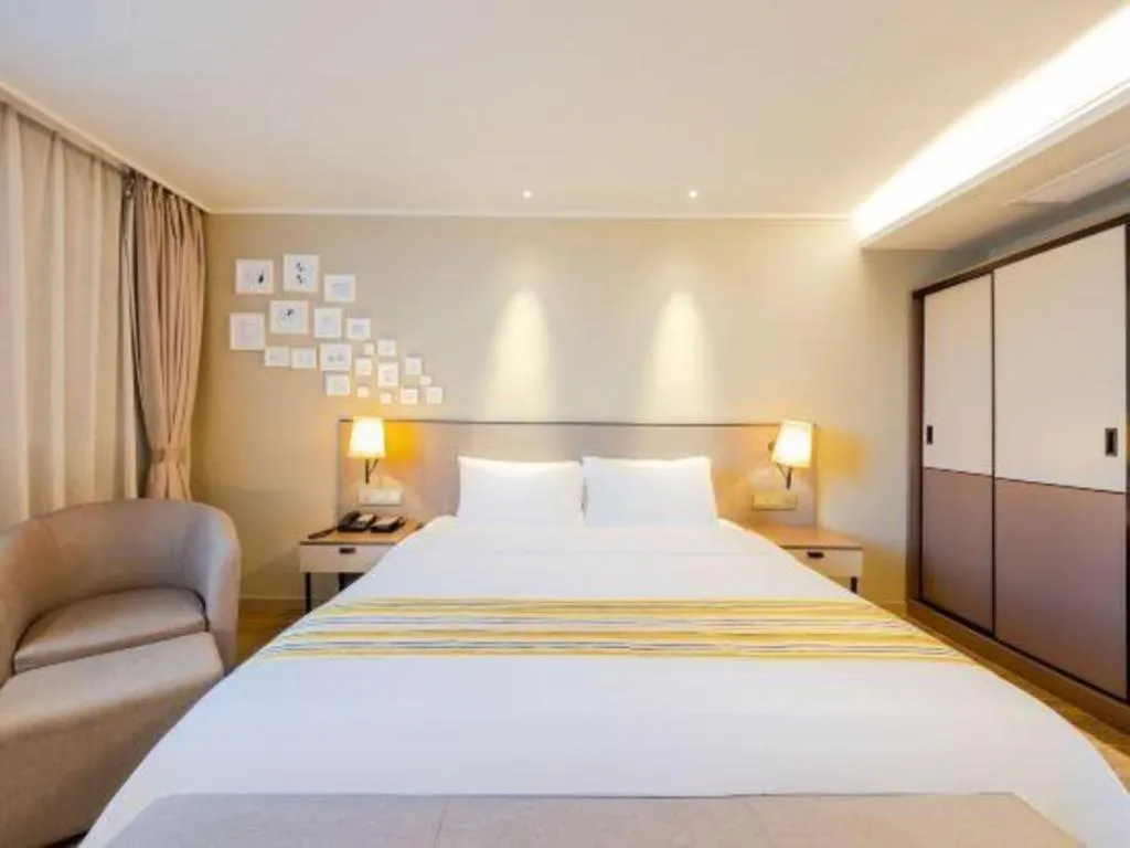 Bed in Home Inn Plus Shanghai Zhangjiang Guanglan Road Metro Station