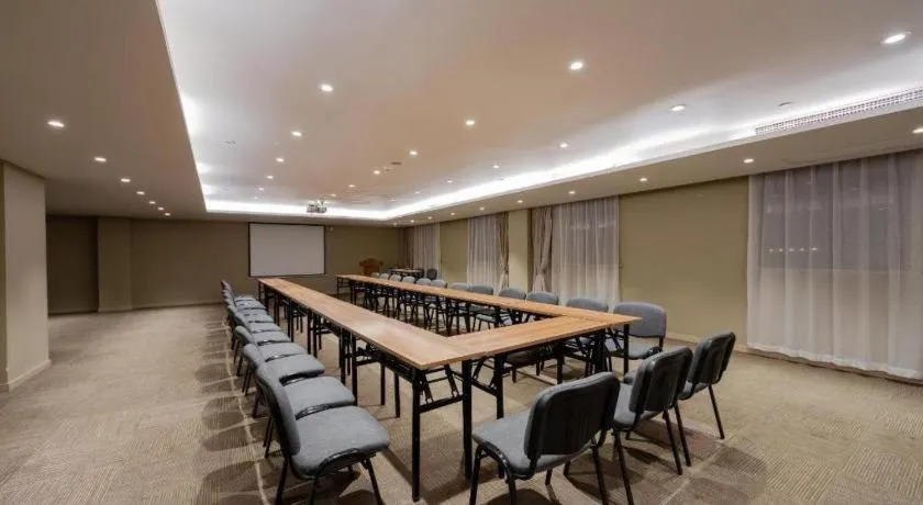 Home Inn Plus Shanghai Zhangjiang Guanglan Road Metro Station