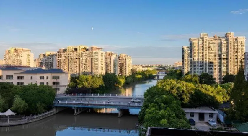 Home Inn Plus Shanghai Zhangjiang Guanglan Road Metro Station