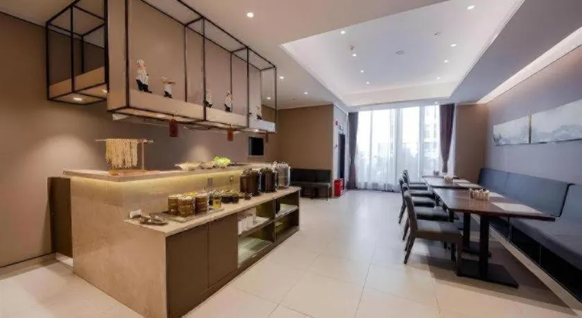 Home Inn Plus Shanghai Zhangjiang Guanglan Road Metro Station