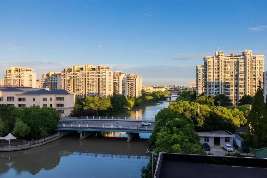 Home Inn Plus Shanghai Zhangjiang Guanglan Road Metro Station