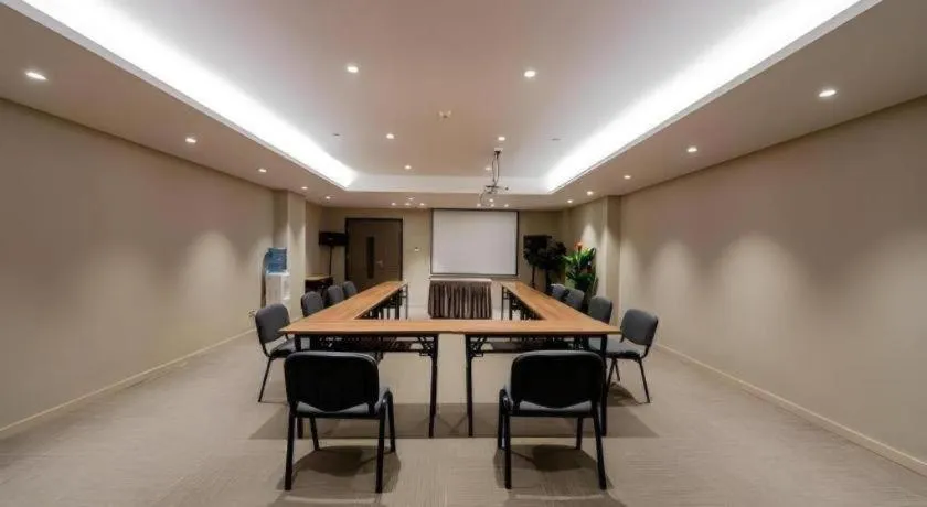 Home Inn Plus Shanghai Zhangjiang Guanglan Road Metro Station