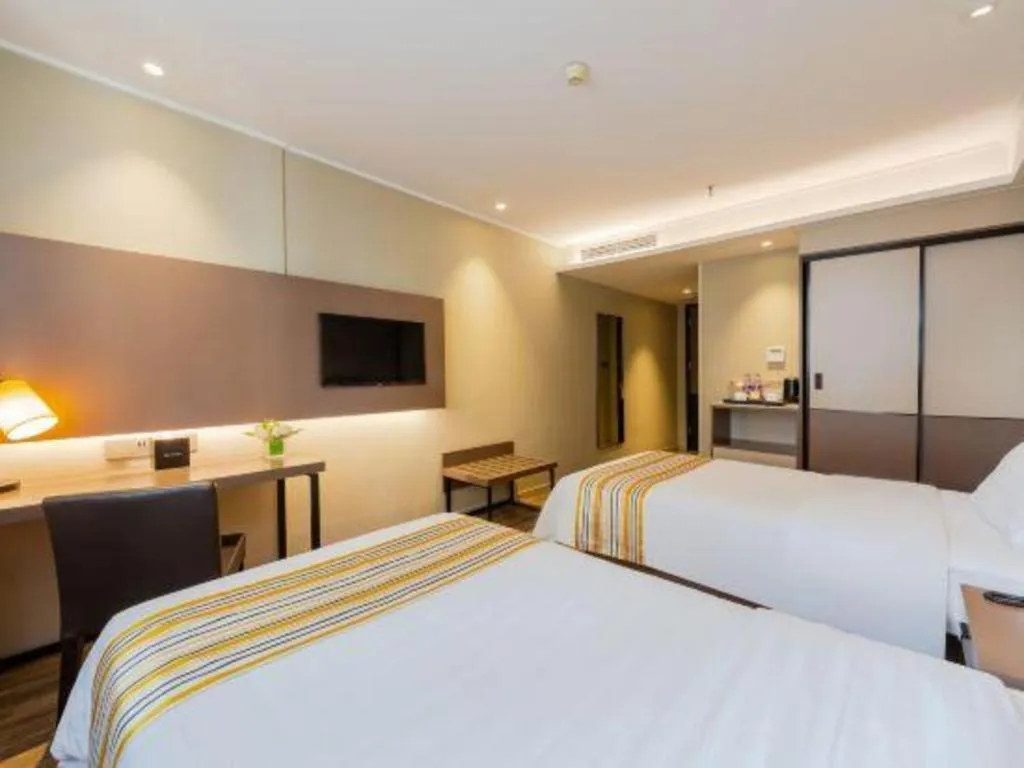 Bed in Home Inn Plus Shanghai Zhangjiang Guanglan Road Metro Station