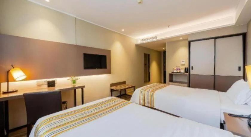 Bed in Home Inn Plus Shanghai Zhangjiang Guanglan Road Metro Station