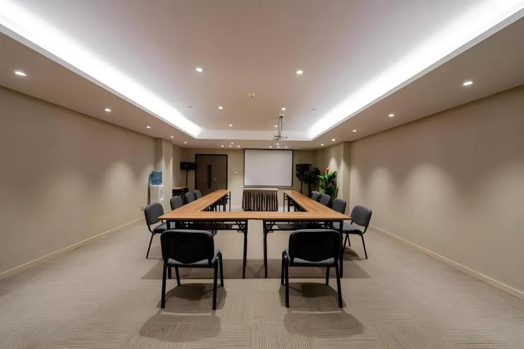 Home Inn Plus Shanghai Zhangjiang Guanglan Road Metro Station