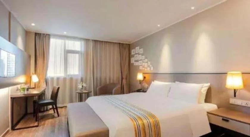 Bed in Home Inn Plus Shanghai Zhangjiang Guanglan Road Metro Station
