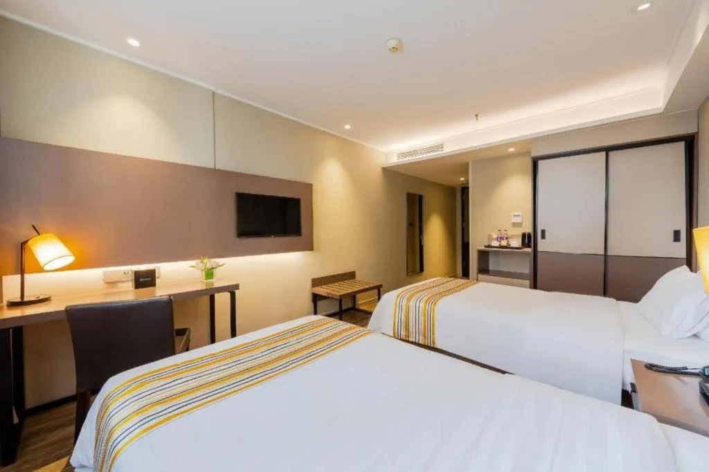 Bed in Home Inn Plus Shanghai Zhangjiang Guanglan Road Metro Station