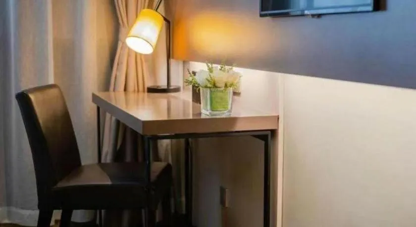 Home Inn Plus Shanghai Zhangjiang Guanglan Road Metro Station