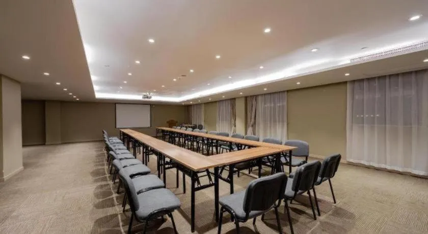 Home Inn Plus Shanghai Zhangjiang Guanglan Road Metro Station