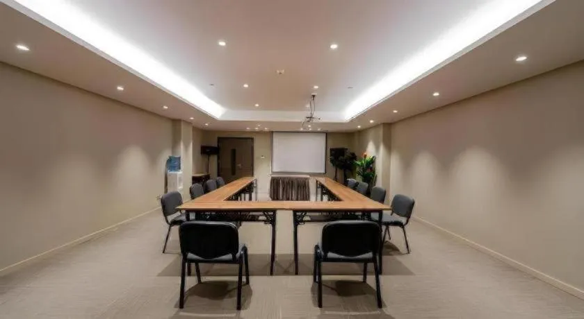 Home Inn Plus Shanghai Zhangjiang Guanglan Road Metro Station