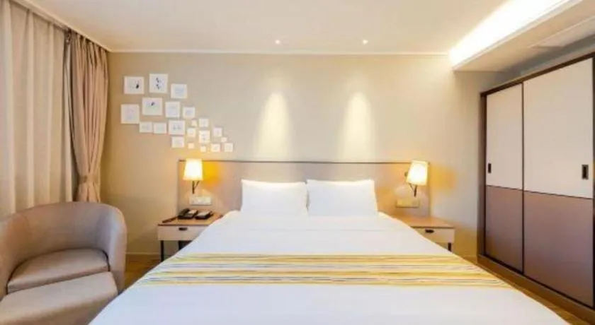 Bed in Home Inn Plus Shanghai Zhangjiang Guanglan Road Metro Station