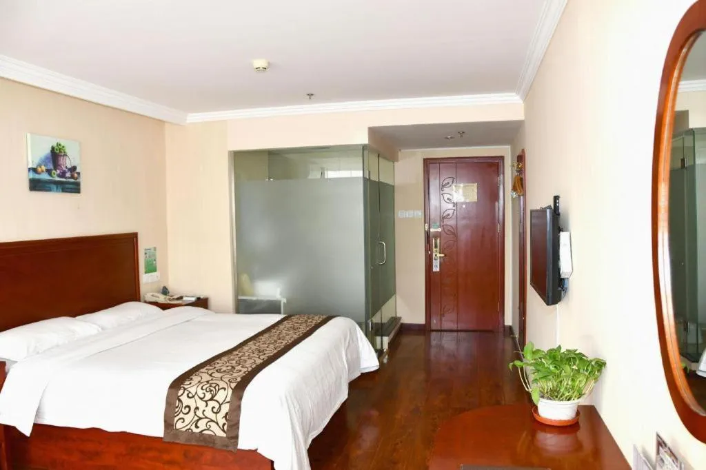 Bed in GreenTree Inn Tianjin JinNan ShuangLin Metro Station Express Hotel