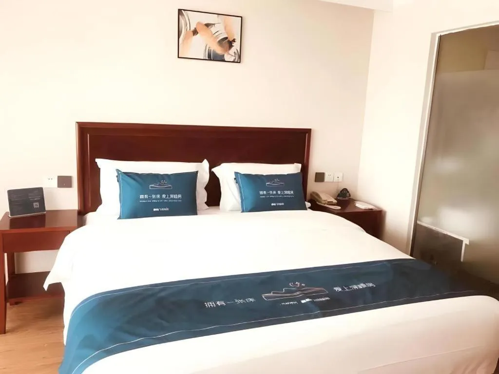 Bed in GreenTree Inn Tianjin JinNan ShuangLin Metro Station Express Hotel