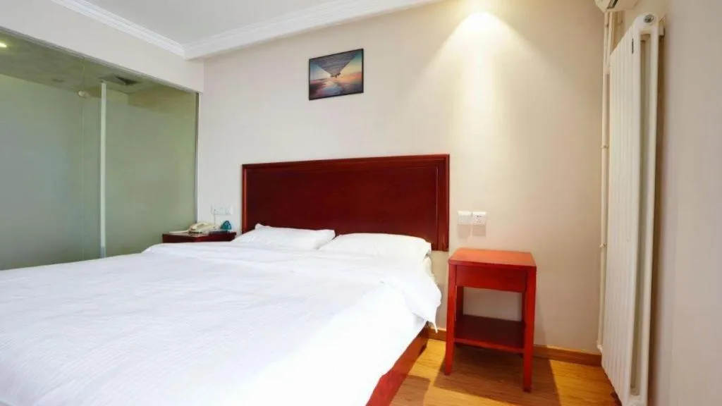 Bed in GreenTree Inn Tianjin JinNan ShuangLin Metro Station Express Hotel