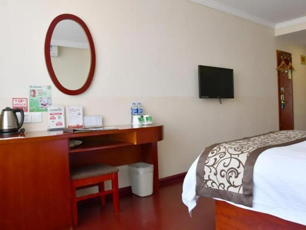 Bed in GreenTree Inn Tianjin JinNan ShuangLin Metro Station Express Hotel