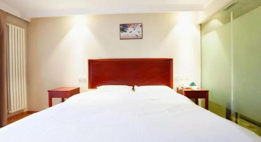 Bed in GreenTree Inn Tianjin JinNan ShuangLin Metro Station Express Hotel