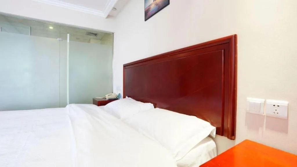 Bed in GreenTree Inn Tianjin JinNan ShuangLin Metro Station Express Hotel