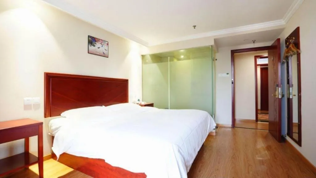Bed in GreenTree Inn Tianjin JinNan ShuangLin Metro Station Express Hotel
