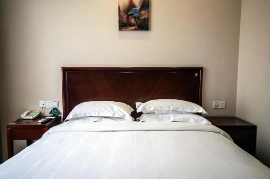Bed in GreenTree Inn Qinhuangdao Peace Avenue Express Hotel