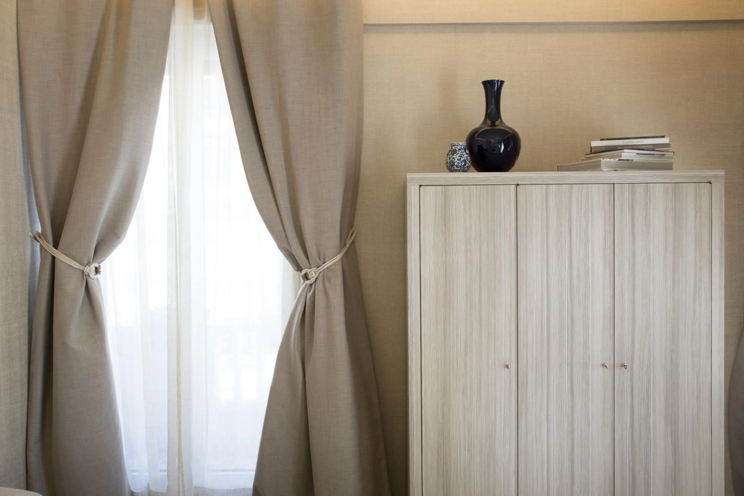 Photo of the whole room in theBed