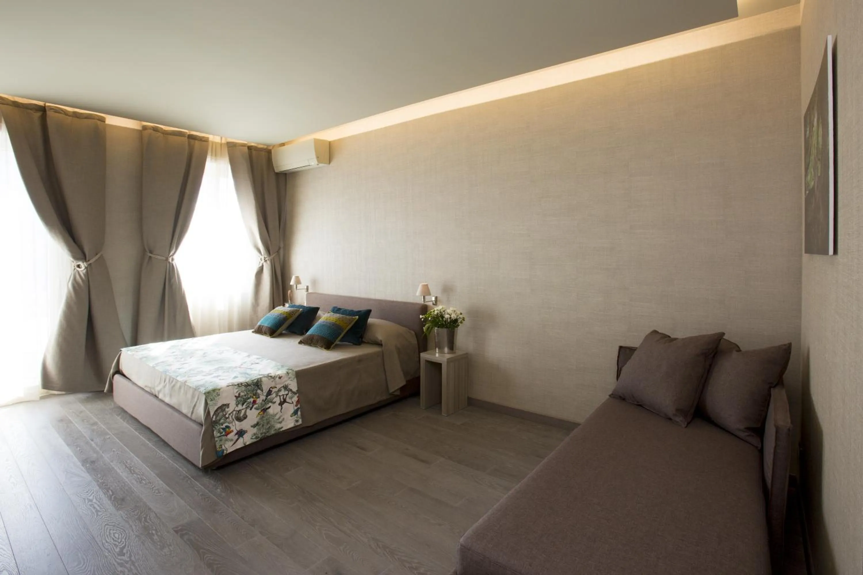 Photo of the whole room, Bed in theBed