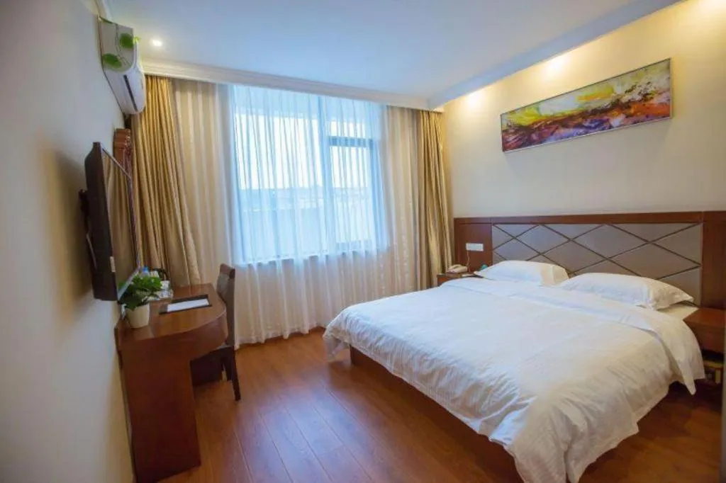 Bed in GreenTree Inn Wuxi Donggang Town Donghutang Shell Hotel