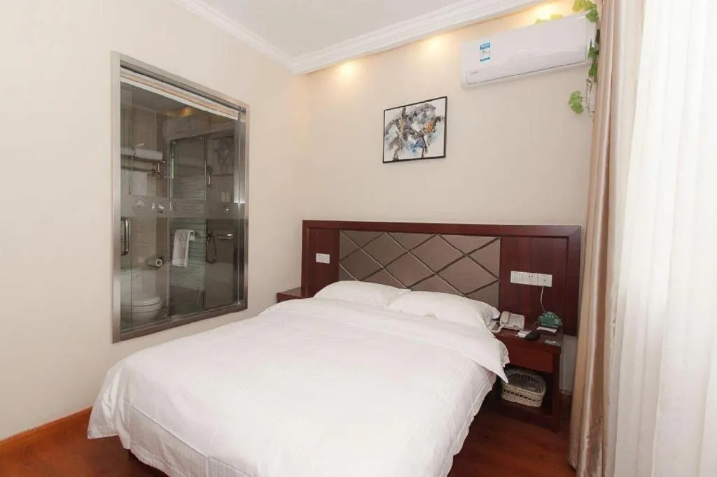 Bed in GreenTree Inn Wuxi Donggang Town Donghutang Shell Hotel