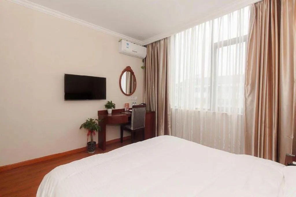 Bed in GreenTree Inn Wuxi Donggang Town Donghutang Shell Hotel