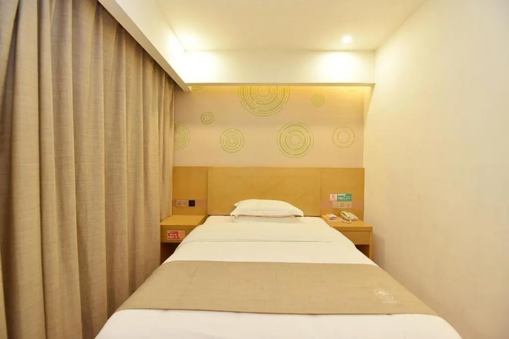Bed in GreenTree Inn Huainan Shou County Zijin Road Express Hotel