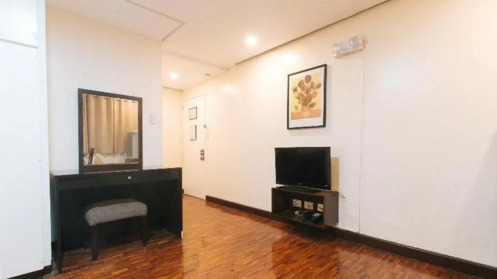 Greenbelt Makati - Vaccinated Staff