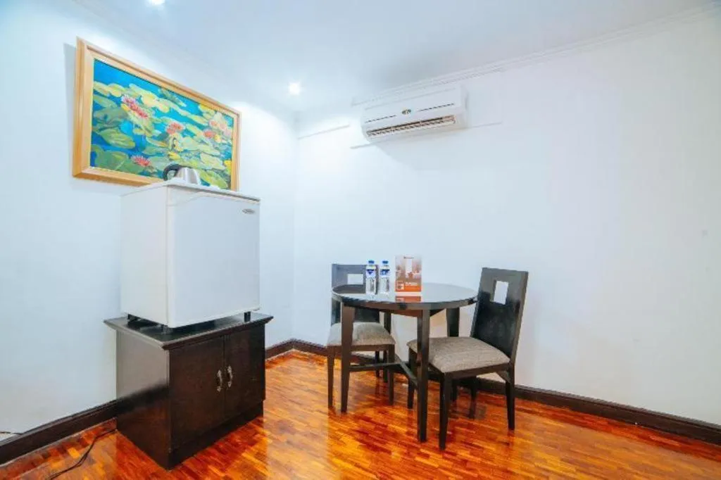 Greenbelt Makati - Vaccinated Staff