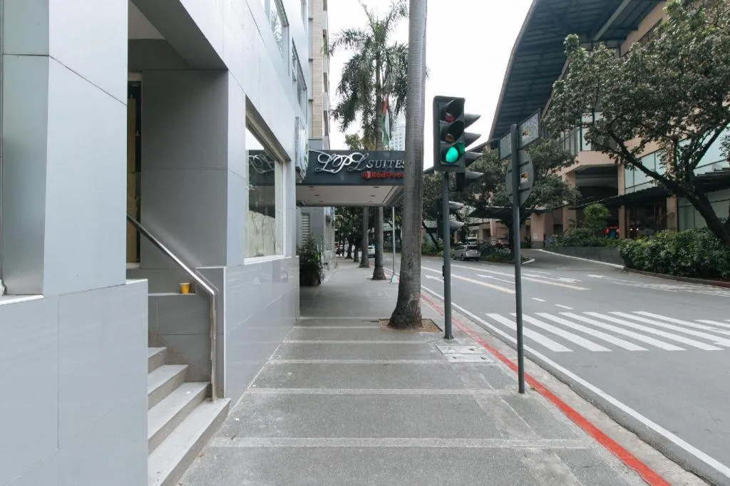 Greenbelt Makati - Vaccinated Staff