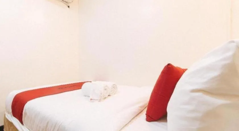 Bed in Greenbelt Makati - Vaccinated Staff