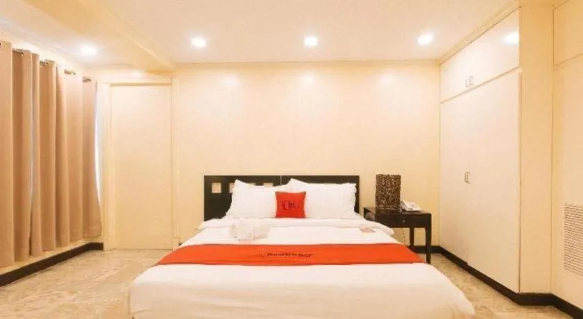 Bed in Greenbelt Makati - Vaccinated Staff