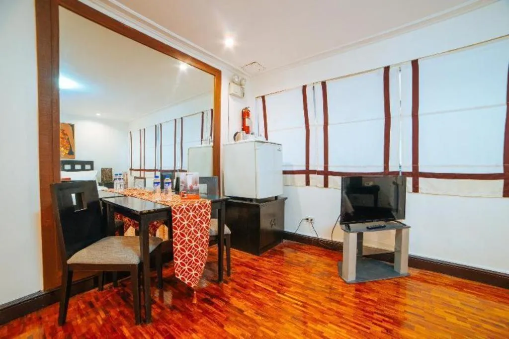 Greenbelt Makati - Vaccinated Staff