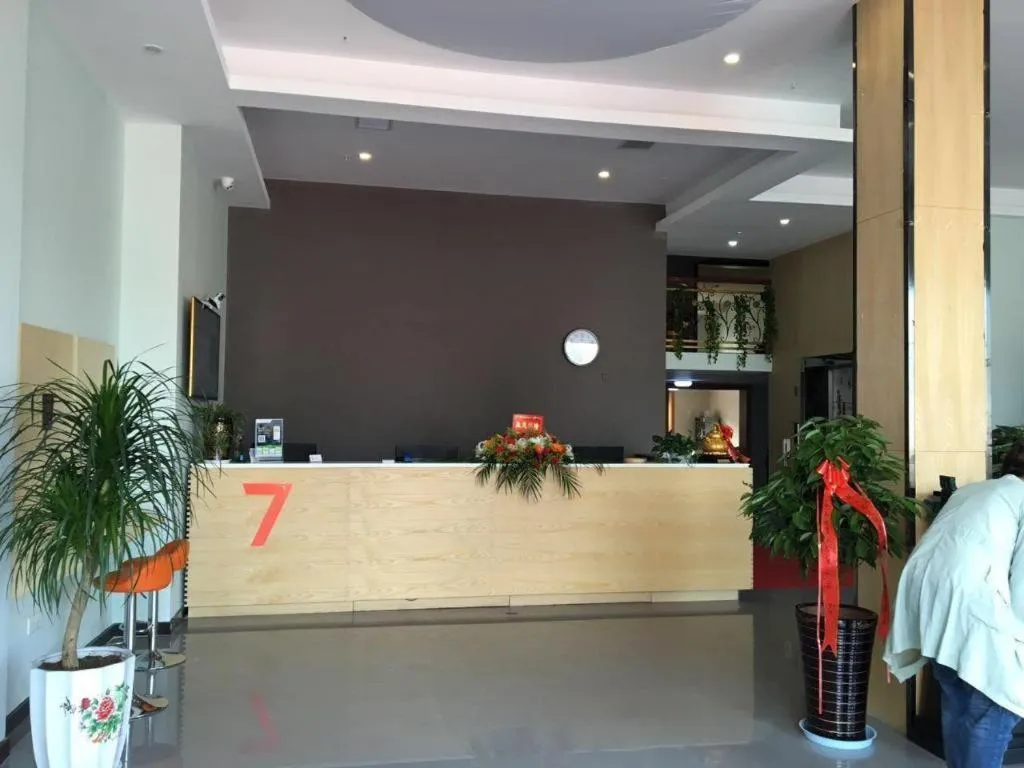 7 Days Premium·Guanyun Nanjing West Road Hesheng Plaza