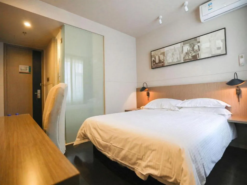 Bed in Jinjiang Inn Select Beijing Wukesong