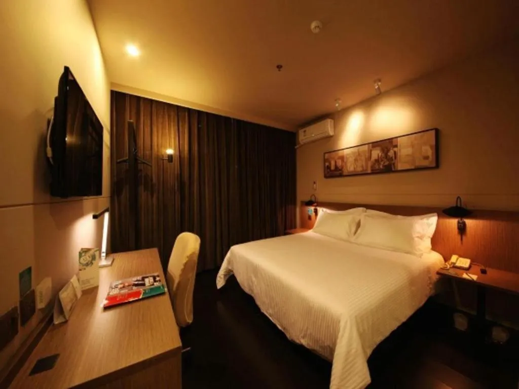 Bed in Jinjiang Inn Select Beijing Wukesong