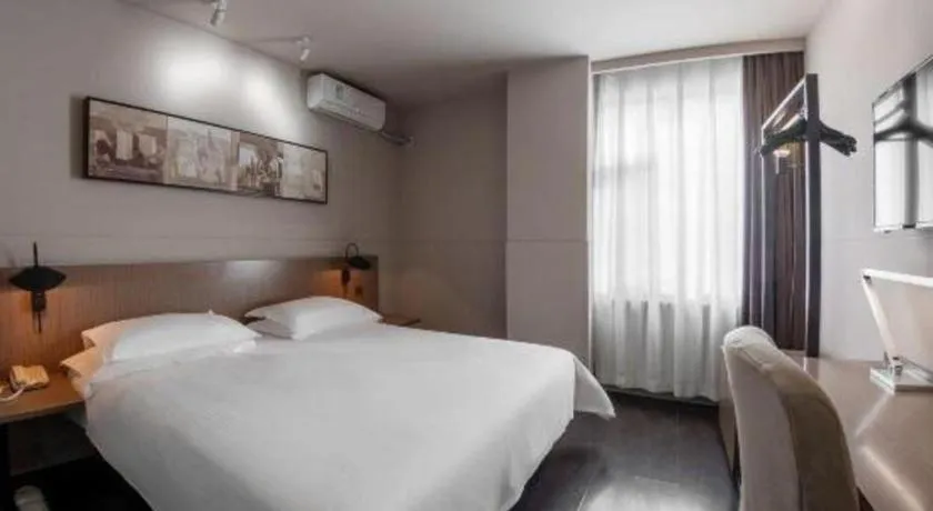Bed in Jinjiang Inn Select Beijing Wukesong
