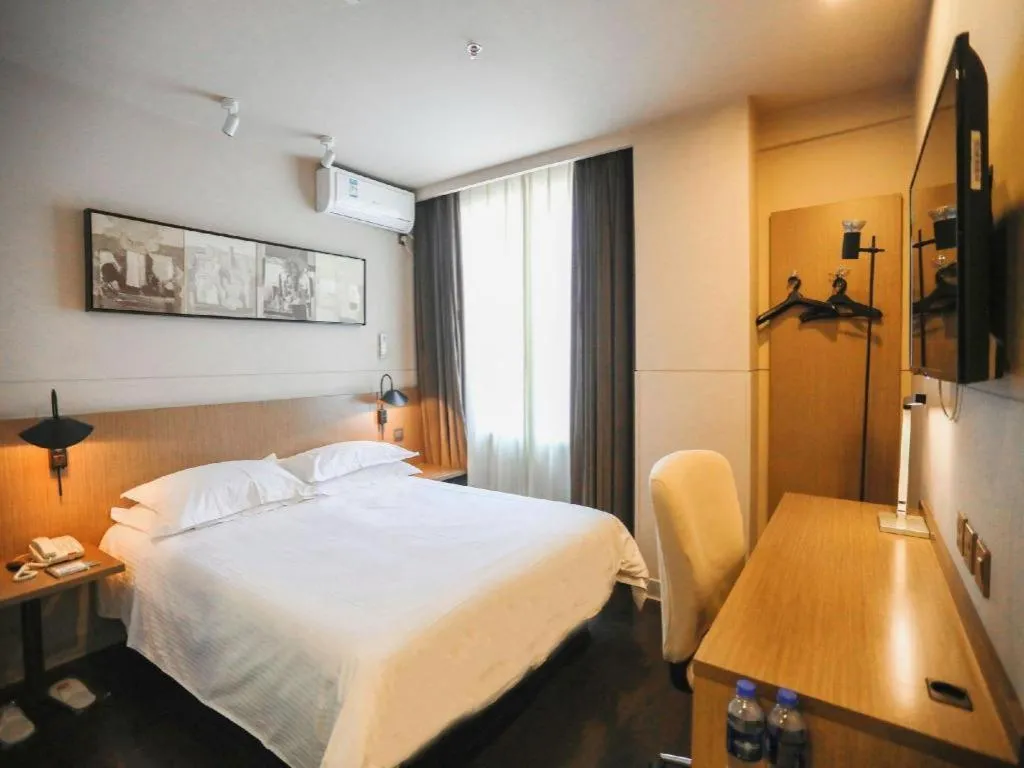 Bed in Jinjiang Inn Select Beijing Wukesong