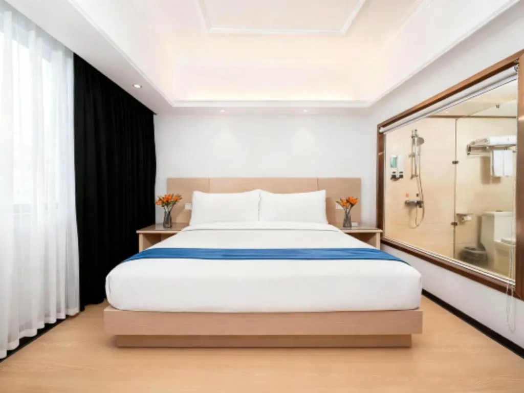 Bed in Vienna Hotel Shenzhen Pinghu Shuangyong Street Metro Station